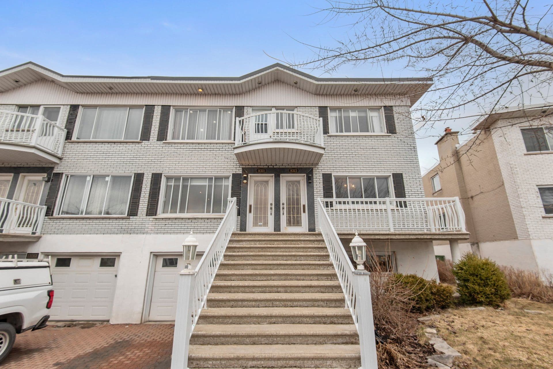 Duplex résidentiel avec deux entrées et balcons