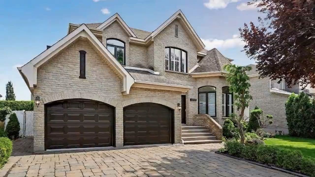 Maison de briques avec garage double