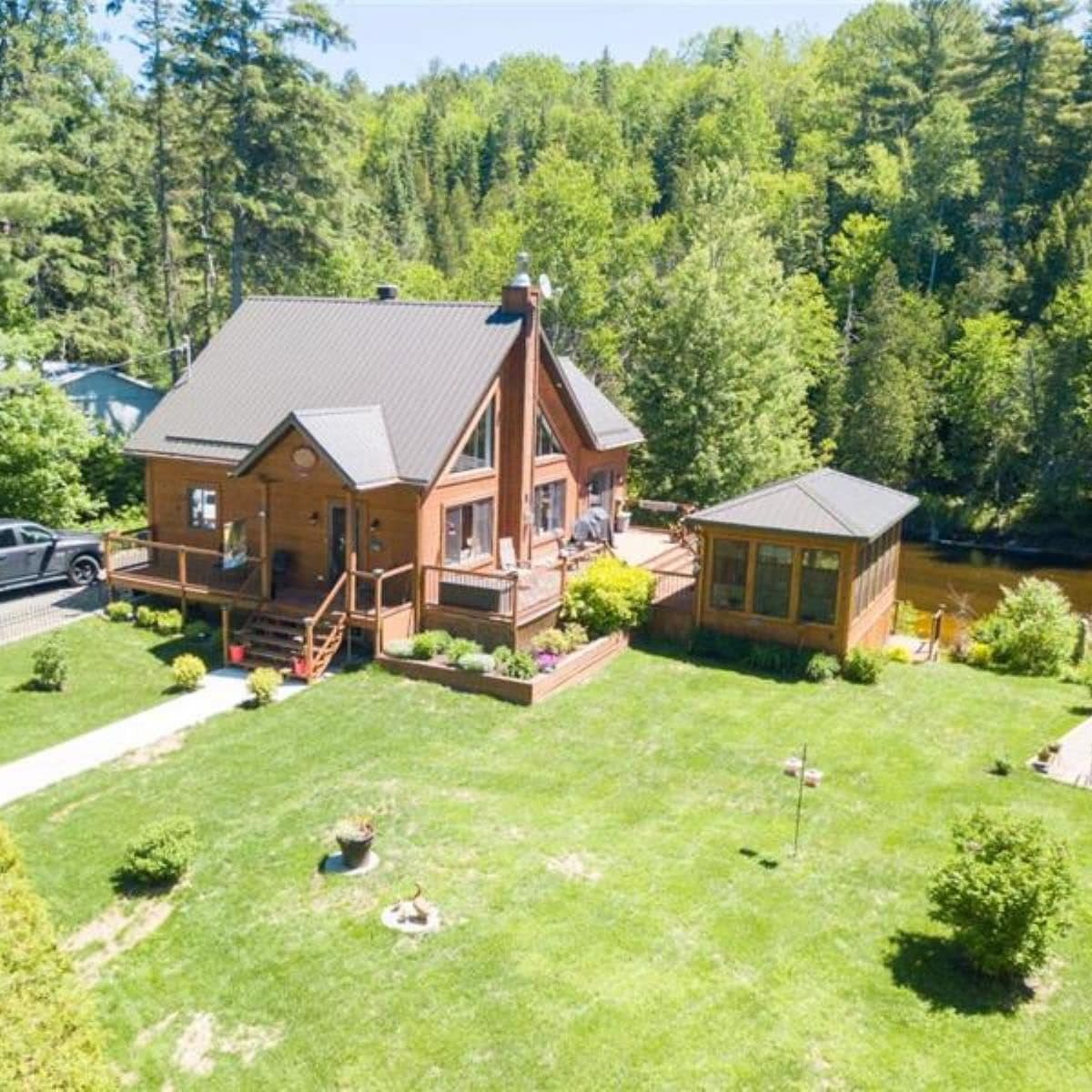 Chalet au bord de la forêt, vu du ciel